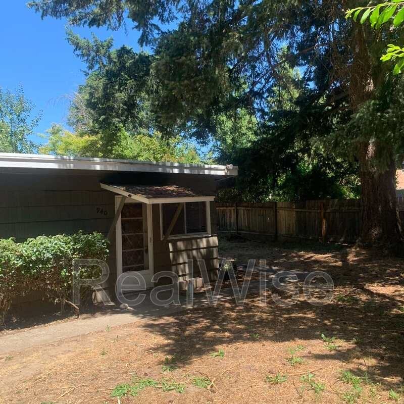 940 Se N St - Photo 2 of 50