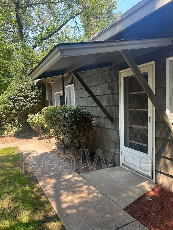 940 Se N St - Photo 3 of 50