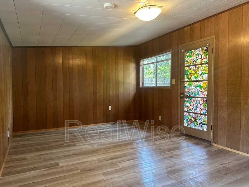 940 Se N St - Photo 4 of 50