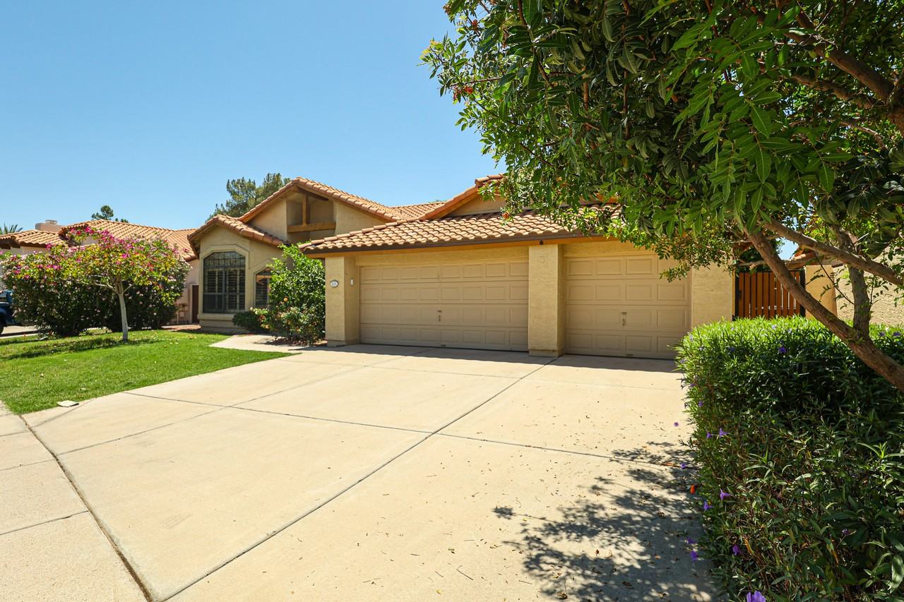 1635 W Wisteria Dr - Photo 3 of 41