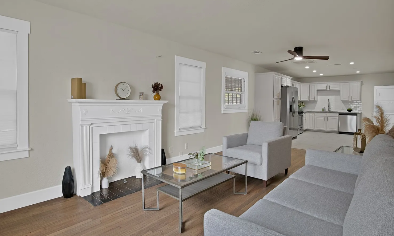2815 W 8th St - Photo 5 of 18