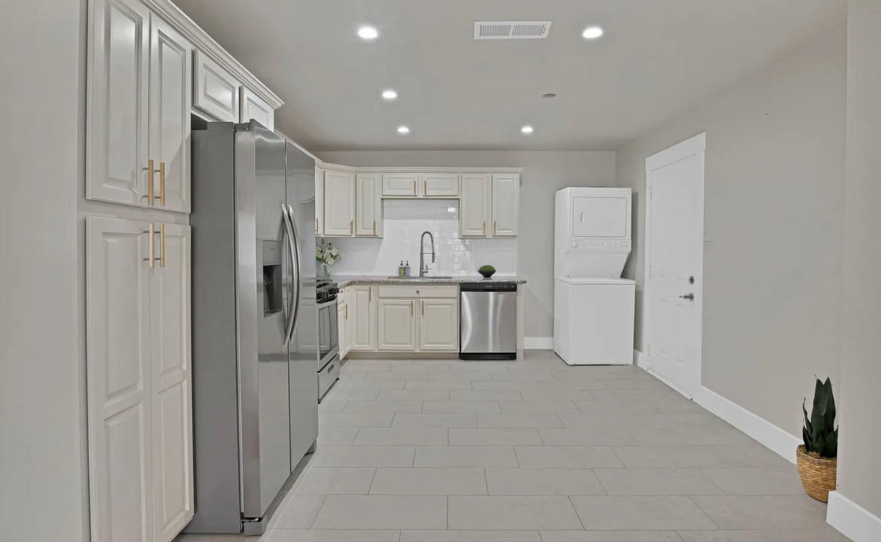 2815 W 8th St - Photo 7 of 18