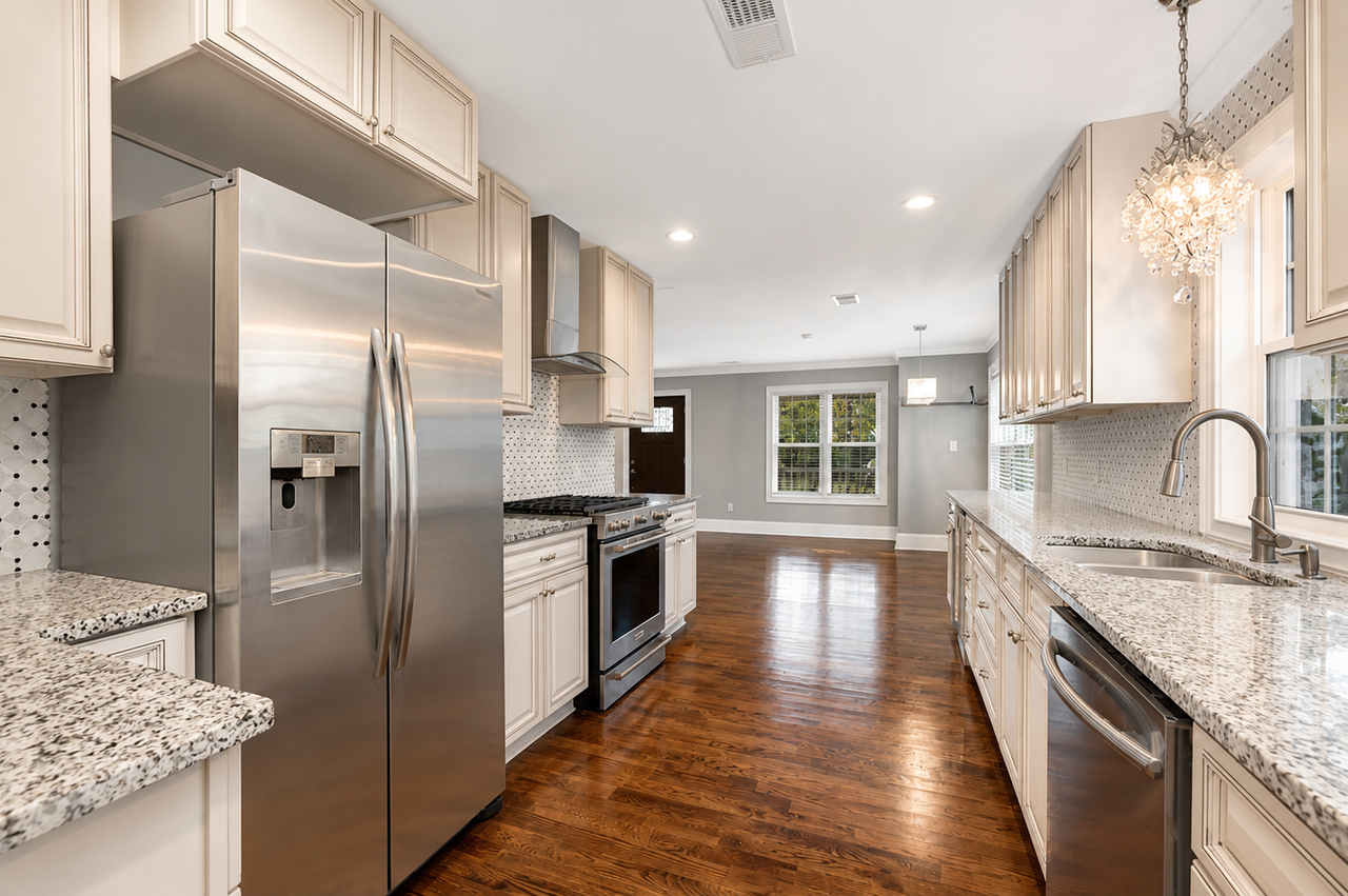 2511 Yadkin Ave - Photo 6 of 16