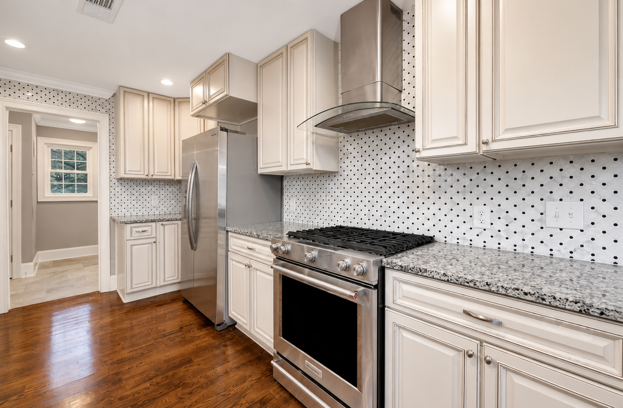 2511 Yadkin Ave - Photo 7 of 16