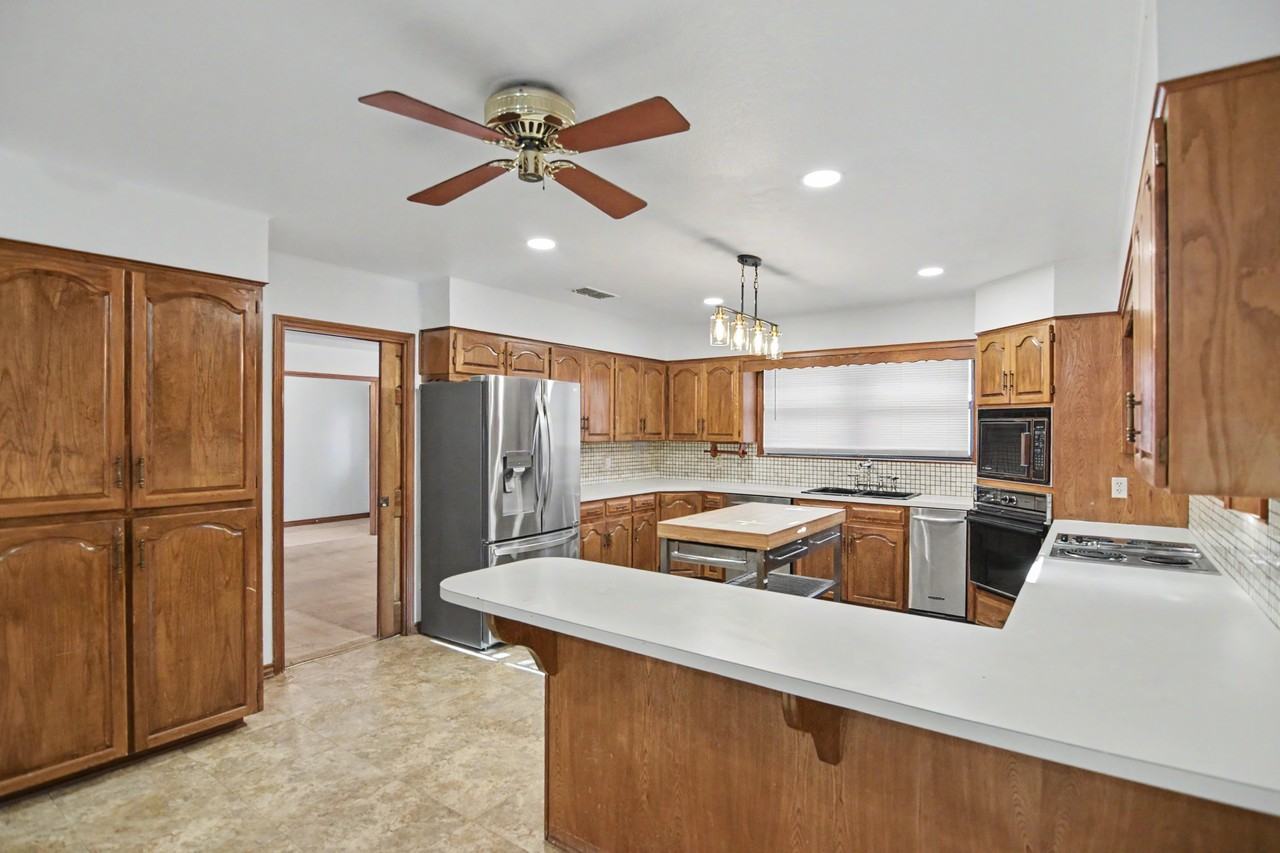 605 Pecos Trl - Photo 4 of 23