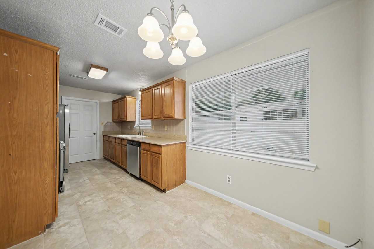 1902 Patricia St - Photo 4 of 23