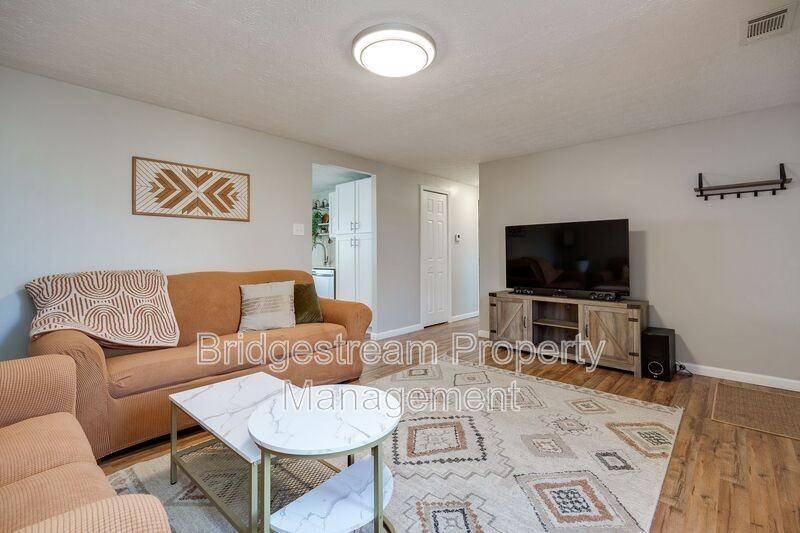 655 Eavey St - Photo 5 of 31