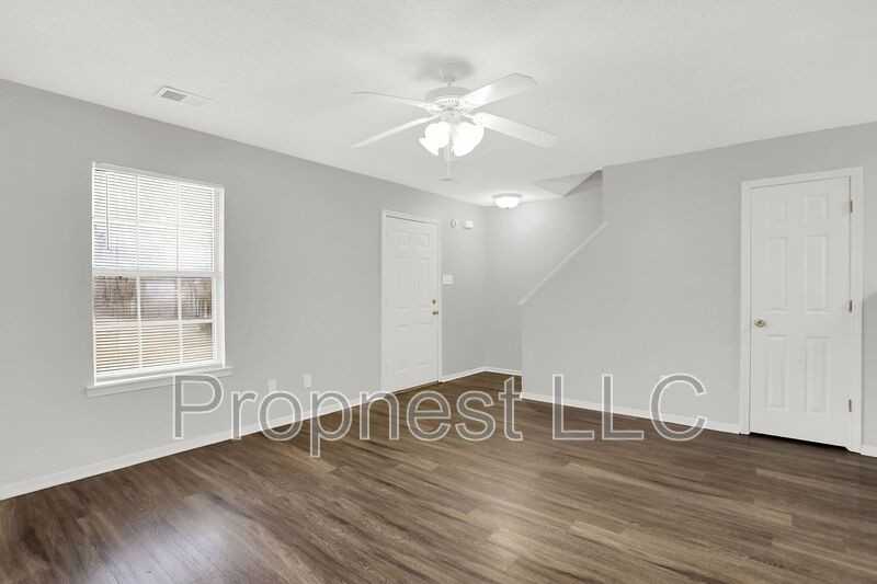 817 Barrington Woods Cv - Photo 2 of 9