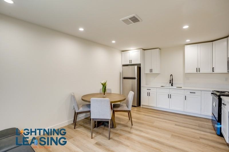 12304 Burbank Blvd #15 - Photo 2 of 9