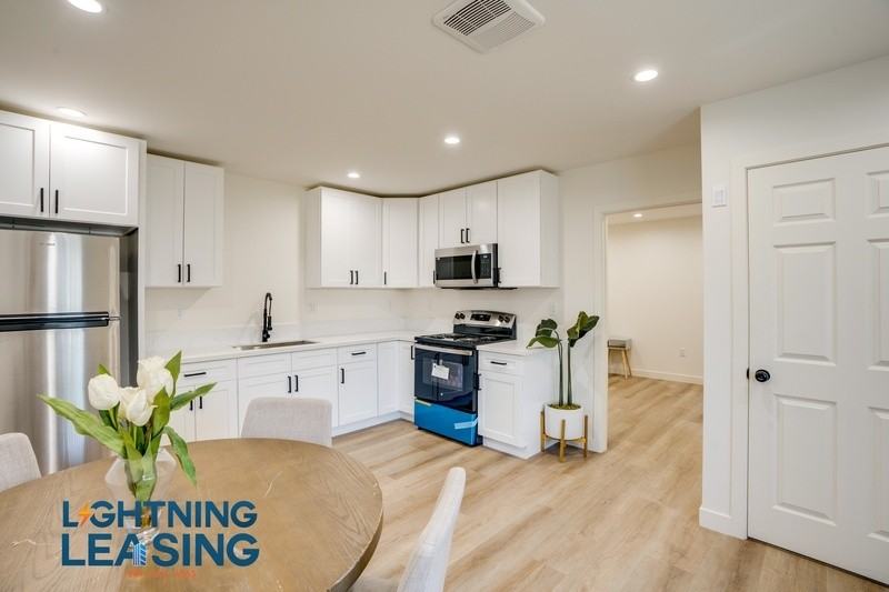 12304 Burbank Blvd #15 - Photo 3 of 9