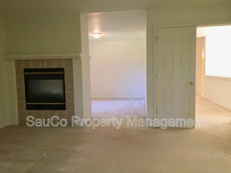 1861 Se 47th Ave - Photo 3 of 18