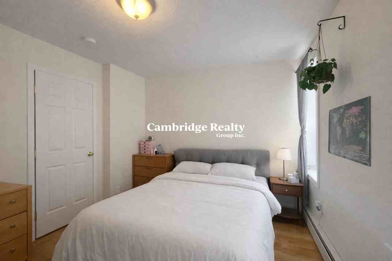1056 Cambridge St #3R - Photo 3 of 6