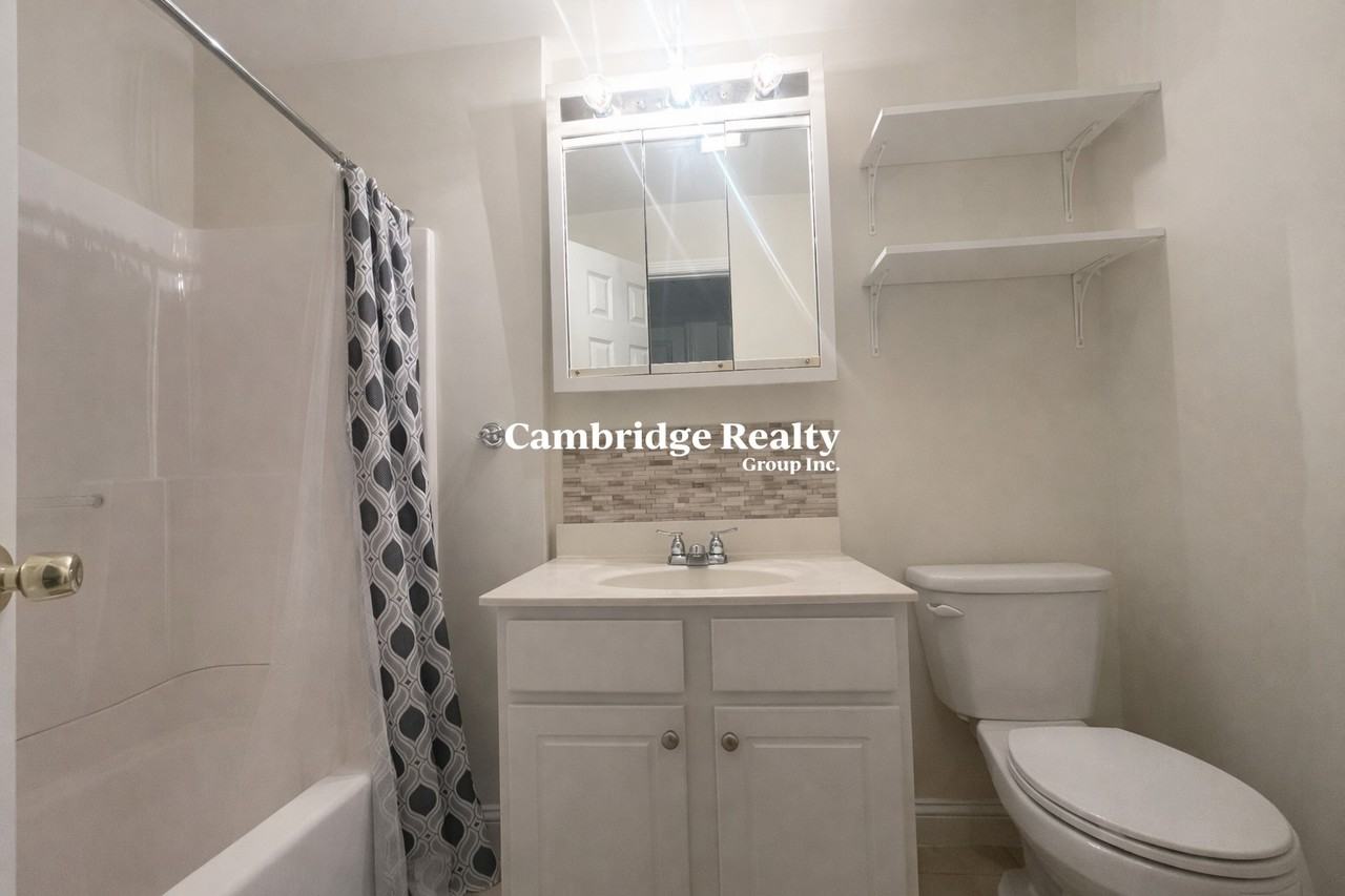 1056 Cambridge St #3R - Photo 5 of 6