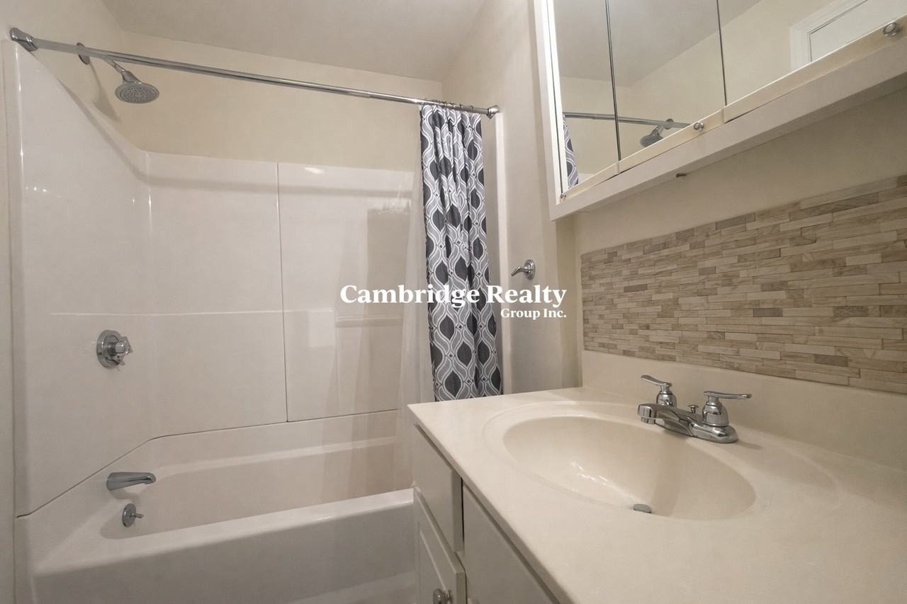 1056 Cambridge St #3R - Photo 6 of 6