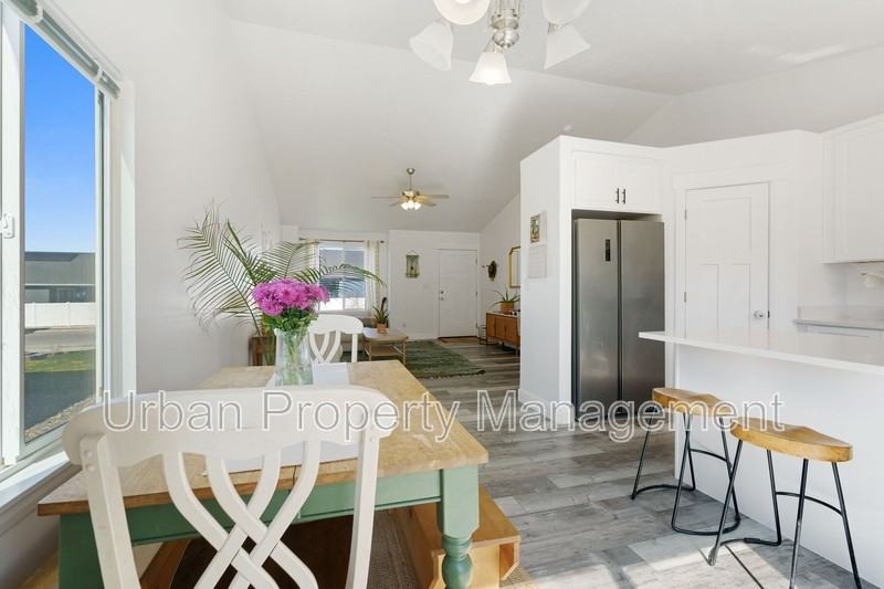 4082 N Poplar St - Photo 4 of 12