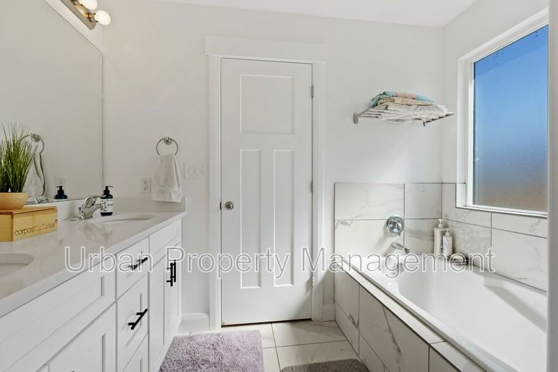 4082 N Poplar St - Photo 7 of 12