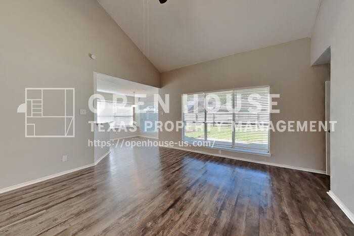 16315 Chimneystone Dr - Photo 4 of 22