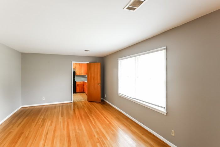 1712 Longmeadow Dr - Photo 2 of 10