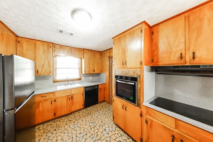 1712 Longmeadow Dr - Photo 3 of 10
