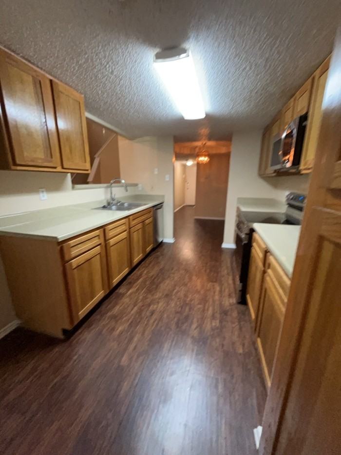 4304 Hulen Cir E - Photo 6 of 18