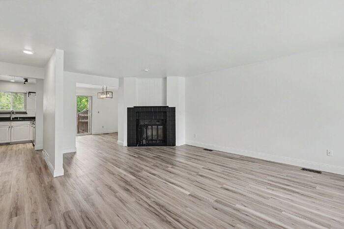 862 London Green Way - Photo 5 of 31