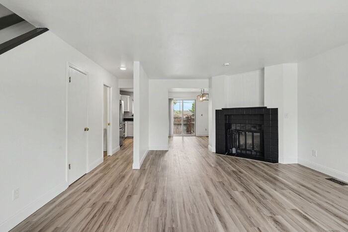 862 London Green Way - Photo 7 of 31