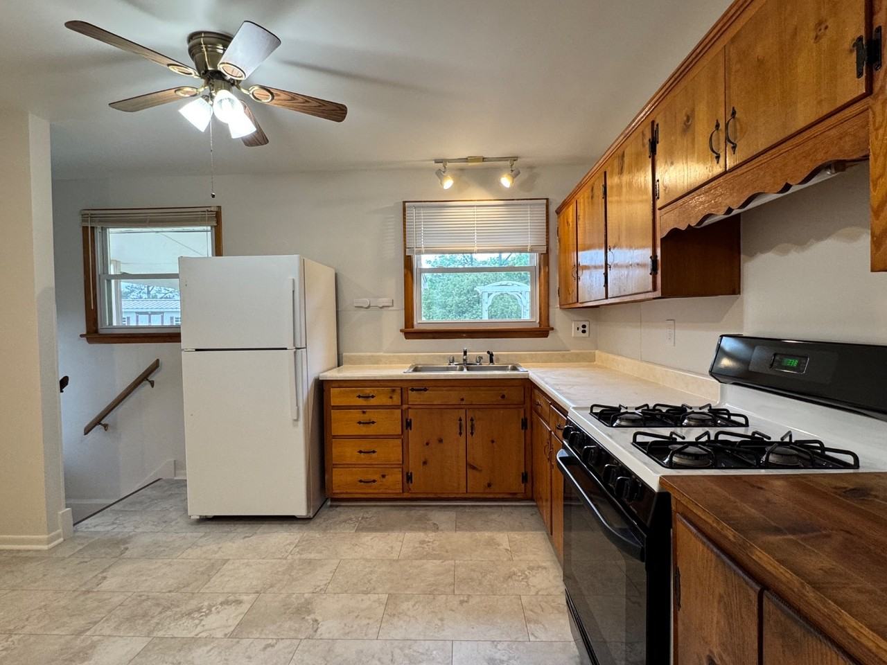 321 Sharon Ln - Photo 3 of 20