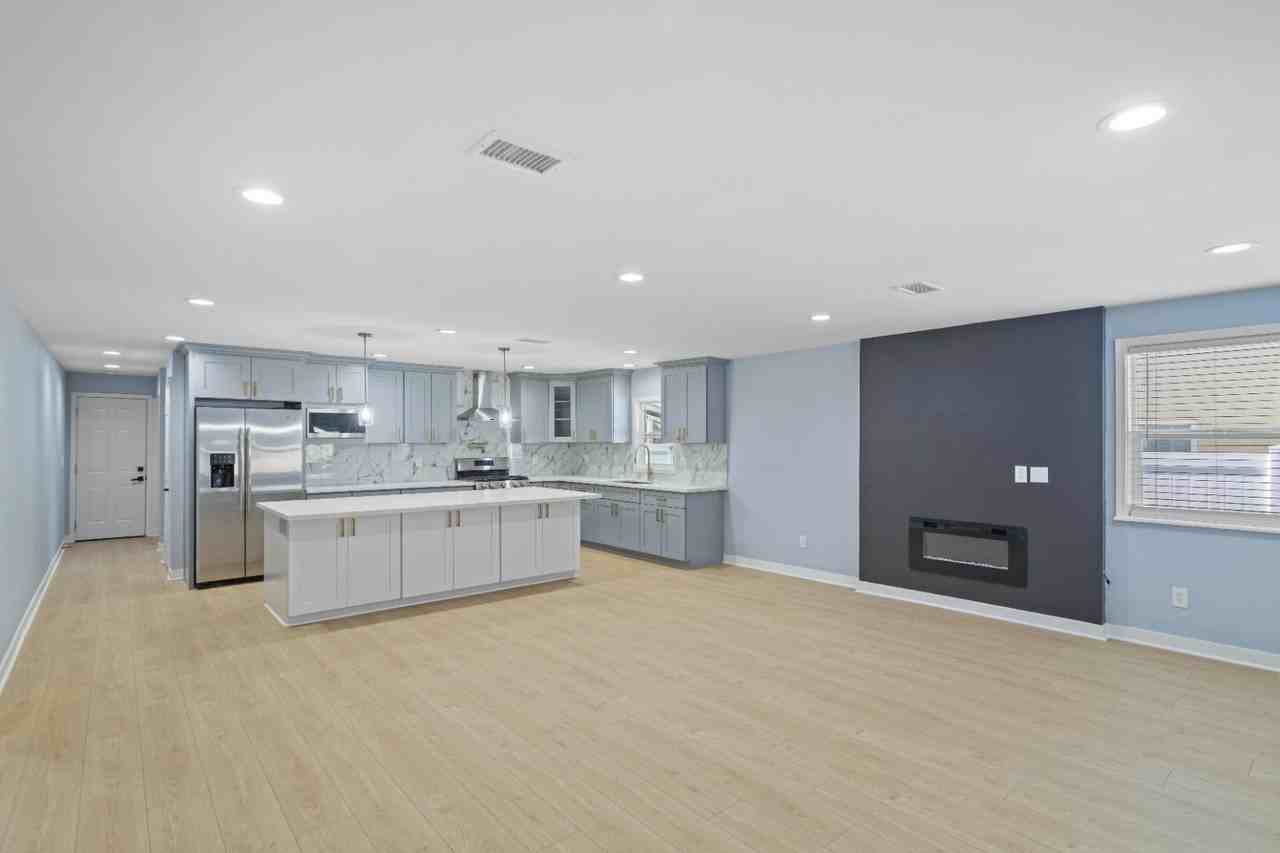 8996 Newport Ave - Photo 2 of 20