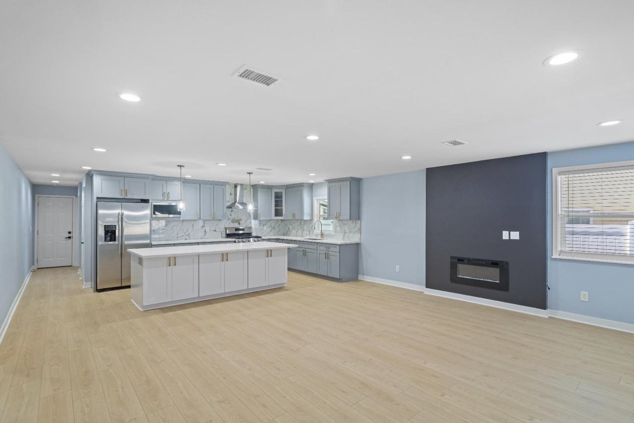 8996 Newport Ave - Photo 3 of 20