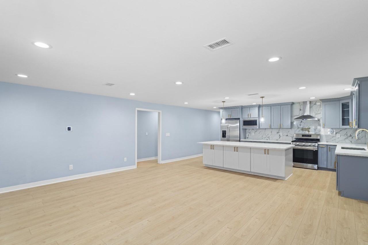 8996 Newport Ave - Photo 7 of 20