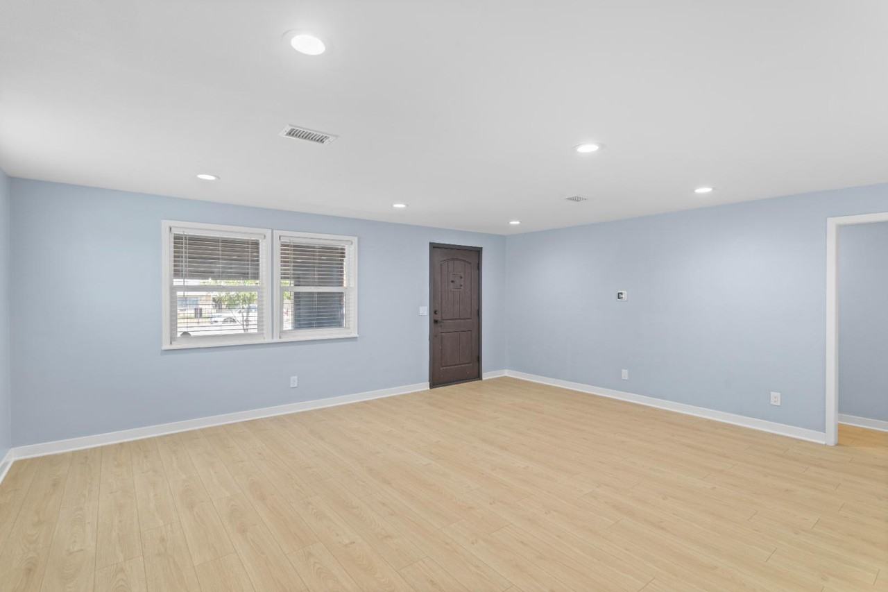8996 Newport Ave - Photo 3 of 10