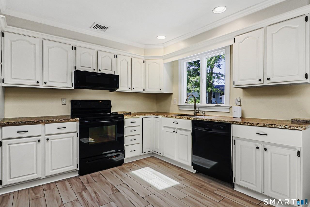 8 Woodchuck Ct - Photo 3 of 19