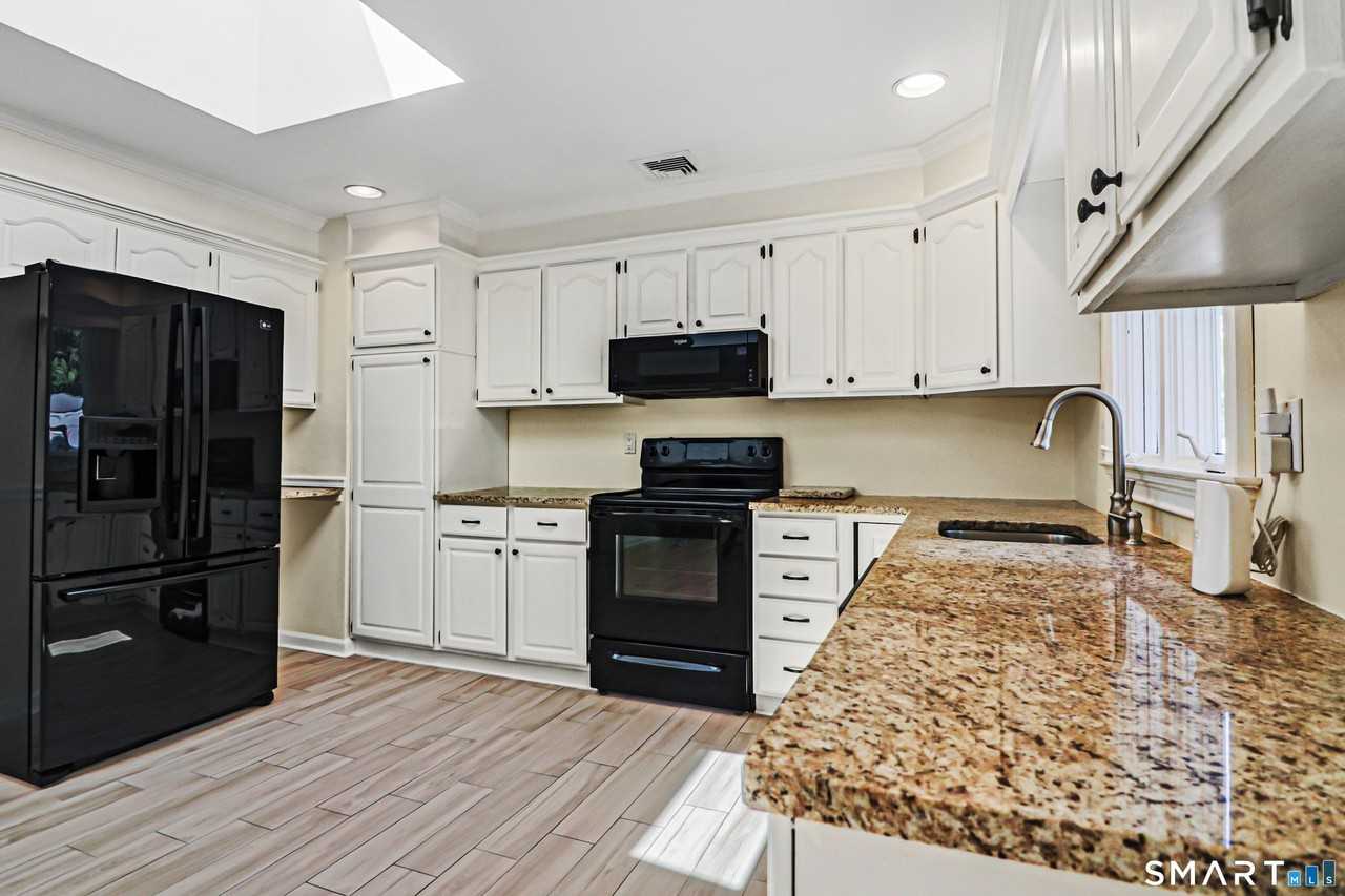 8 Woodchuck Ct - Photo 4 of 19