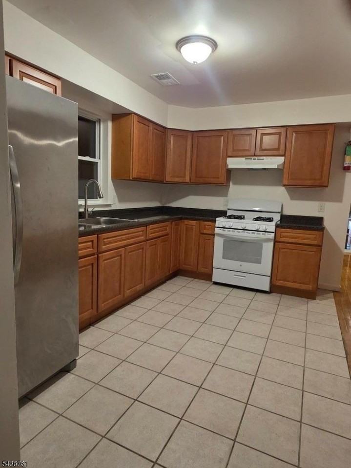 445 Elizabeth Ave - Photo 3 of 21