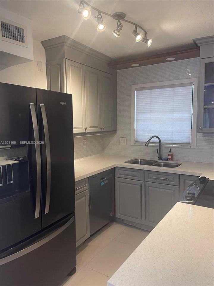 7505 Sw 82nd St #212 - Photo 6 of 32