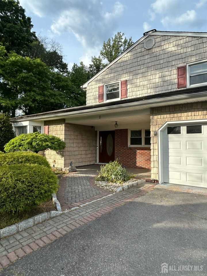 8 Julie Dr - Photo 2 of 29