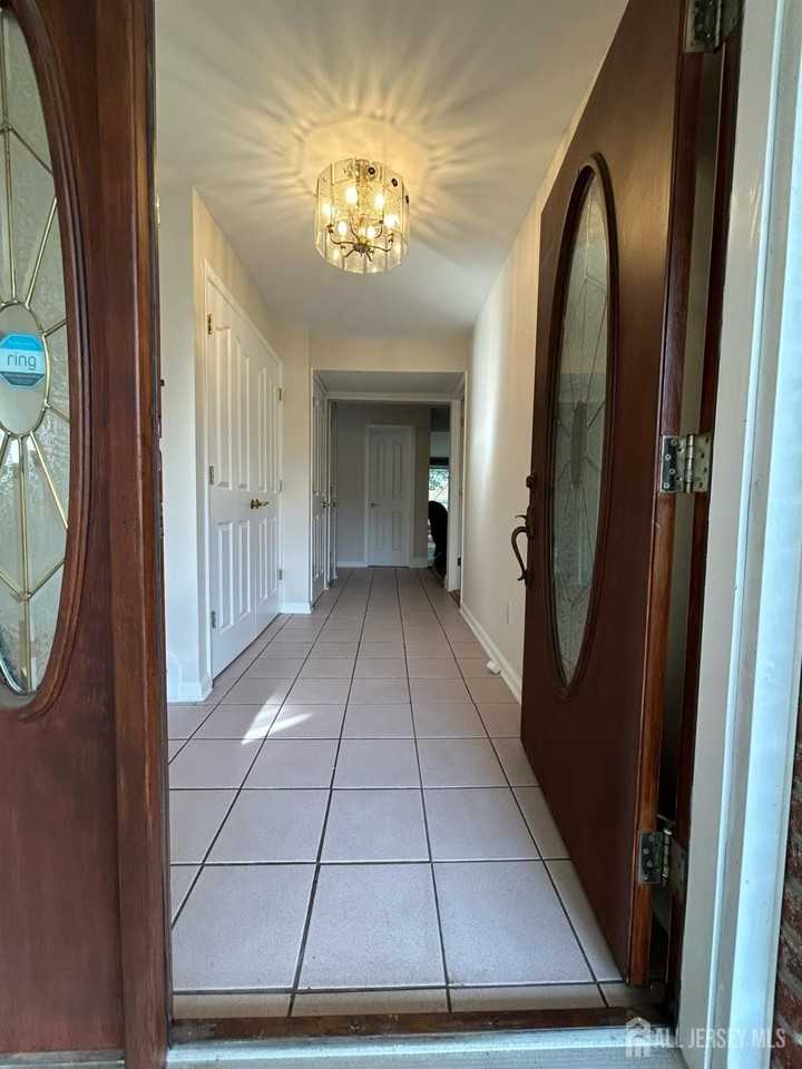 8 Julie Dr - Photo 3 of 29