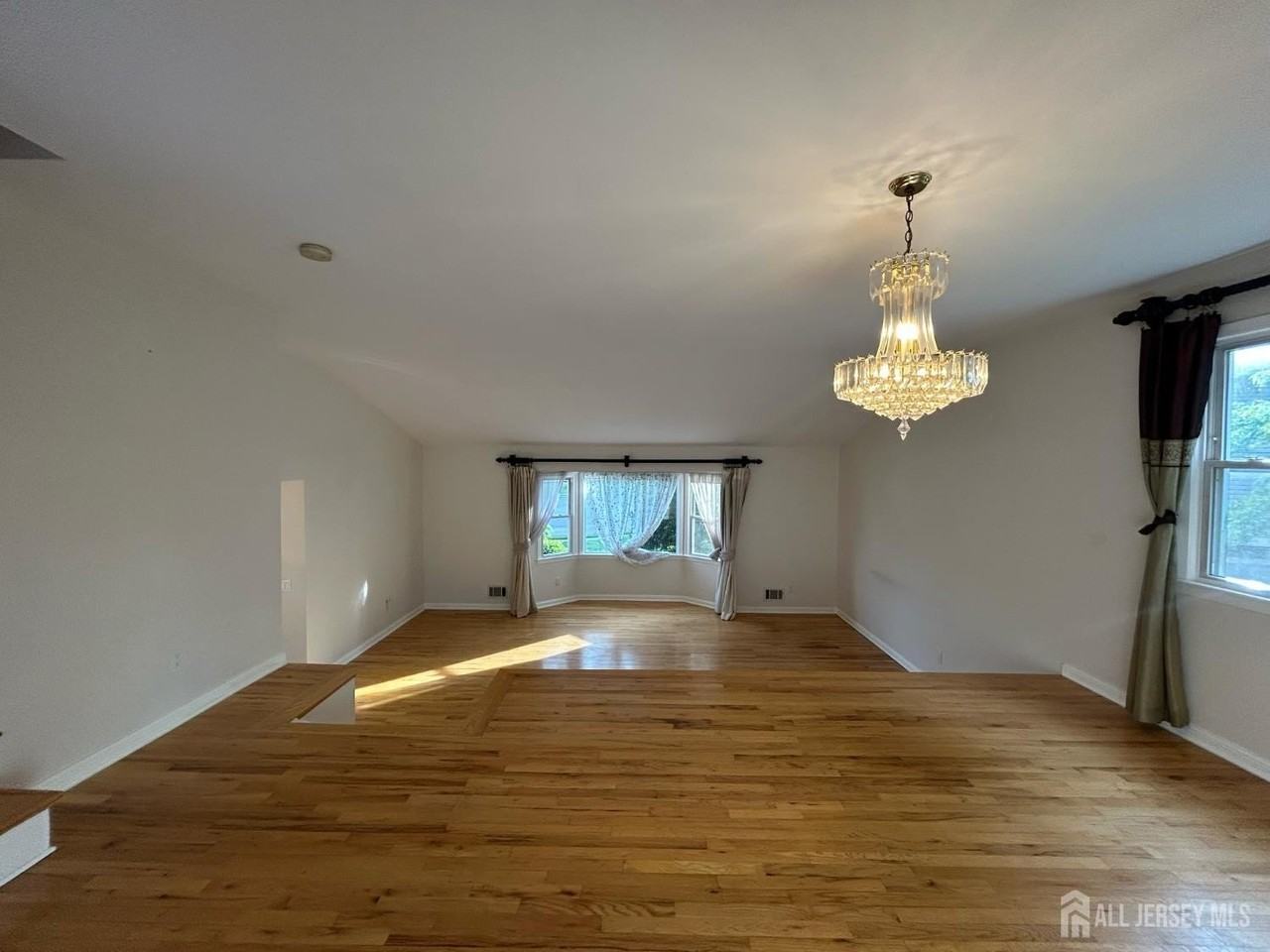 8 Julie Dr - Photo 5 of 29