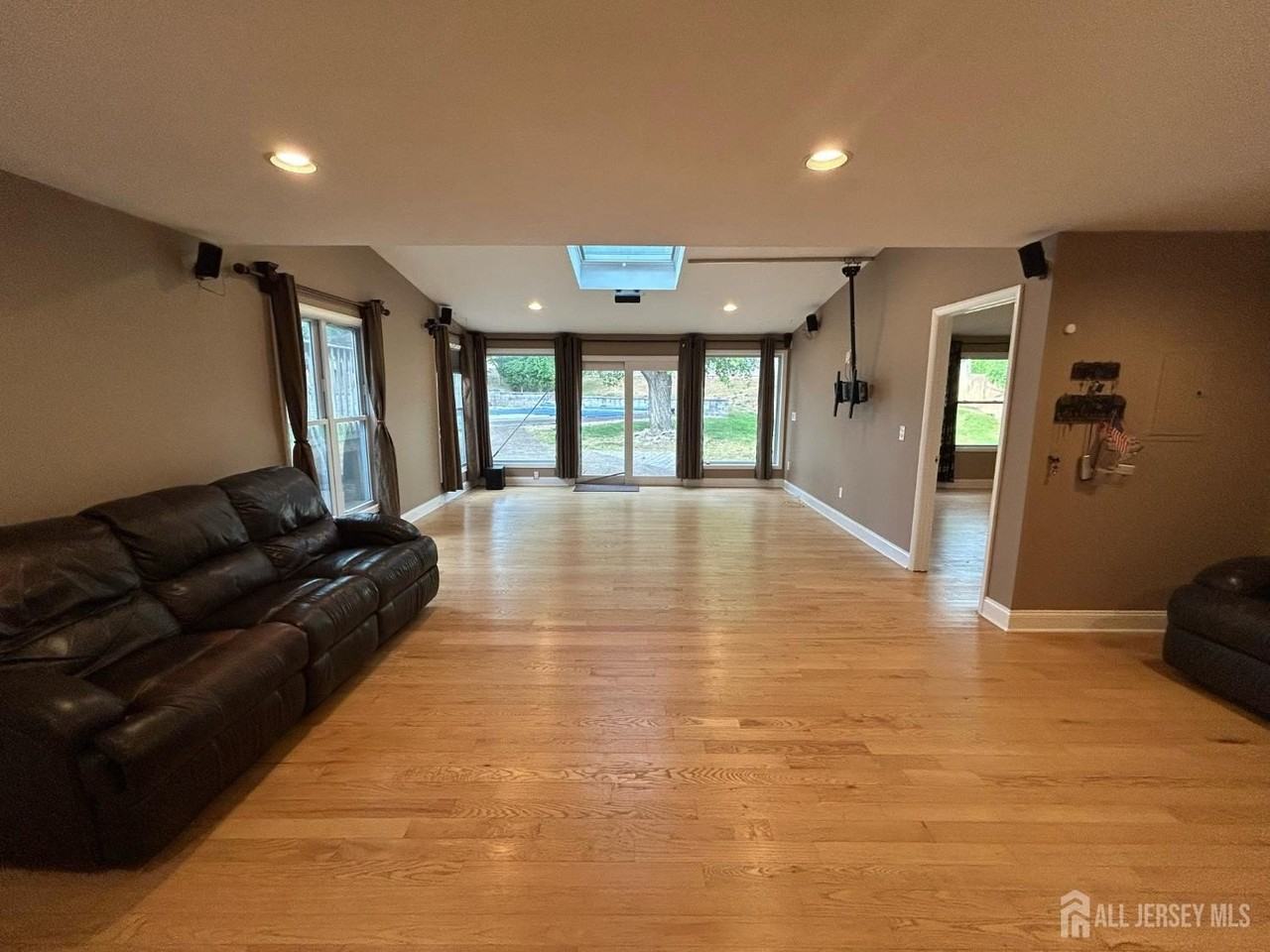 8 Julie Dr - Photo 6 of 29