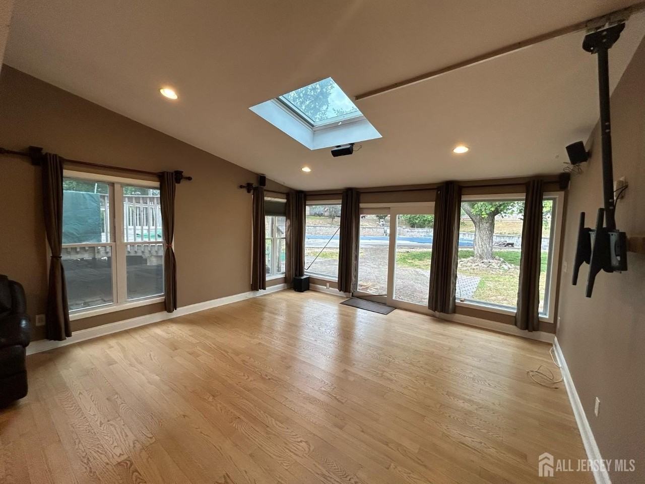 8 Julie Dr - Photo 7 of 29
