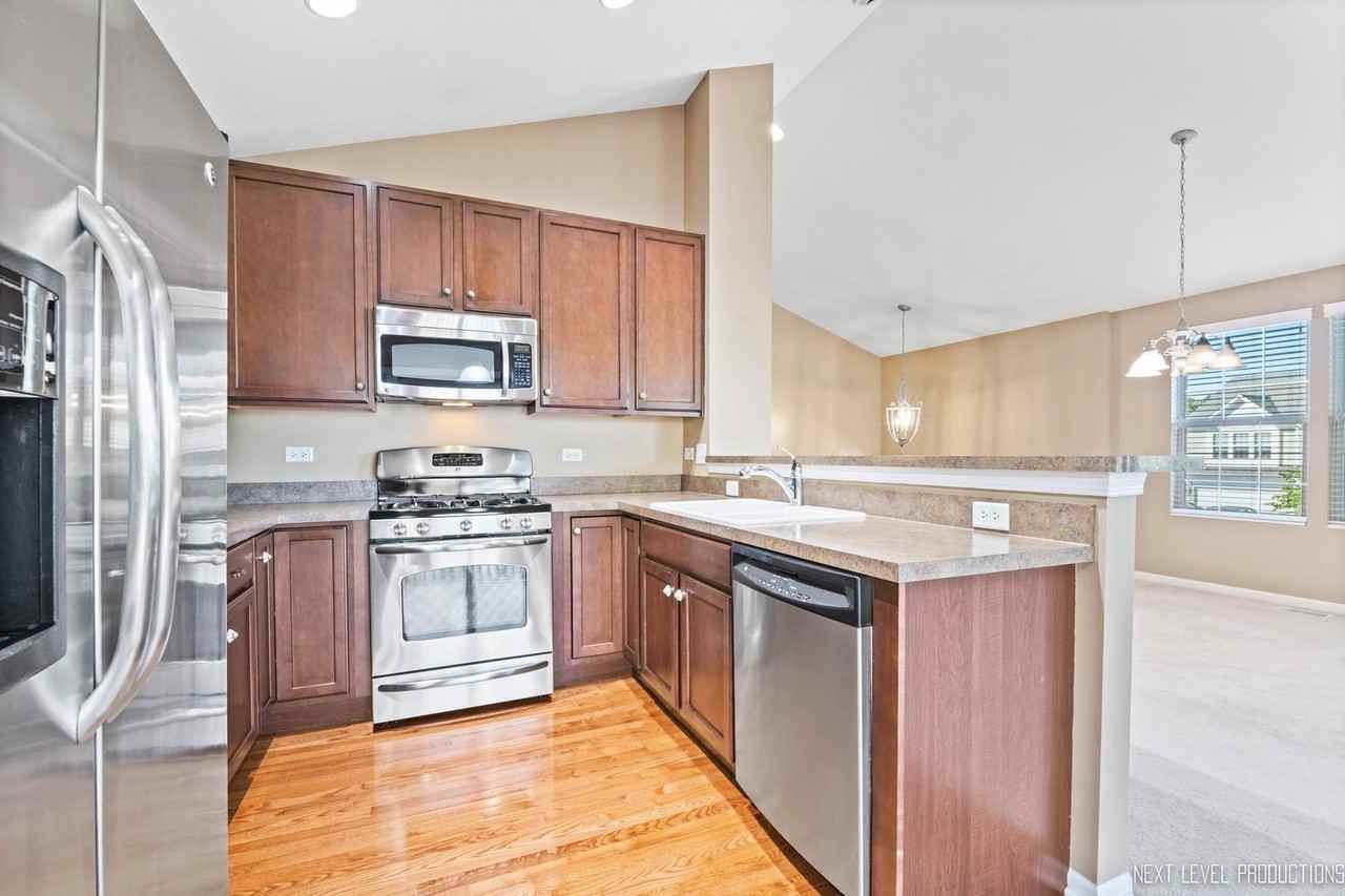 260 Devoe Dr - Photo 5 of 25