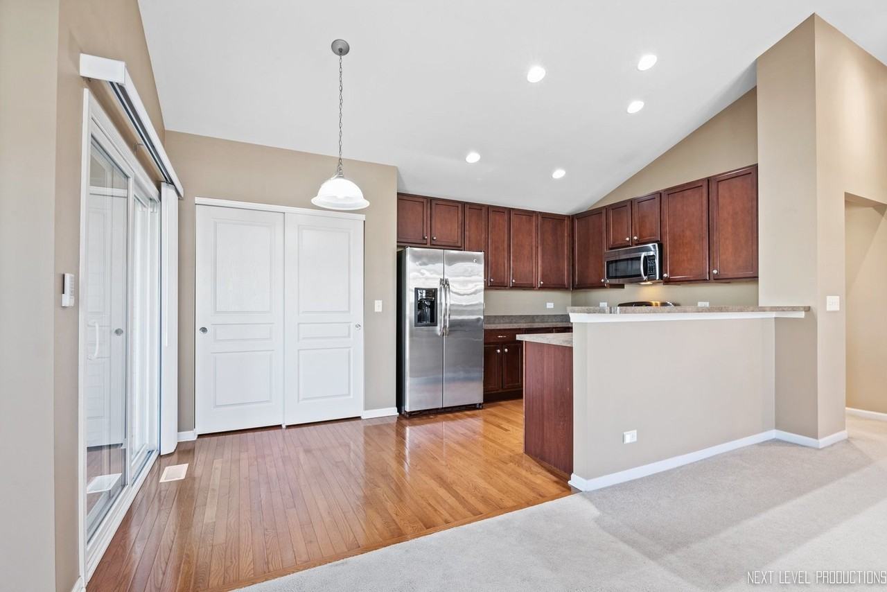 260 Devoe Dr - Photo 6 of 25