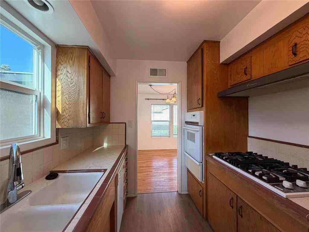 5937 Sultana Ave - Photo 6 of 20