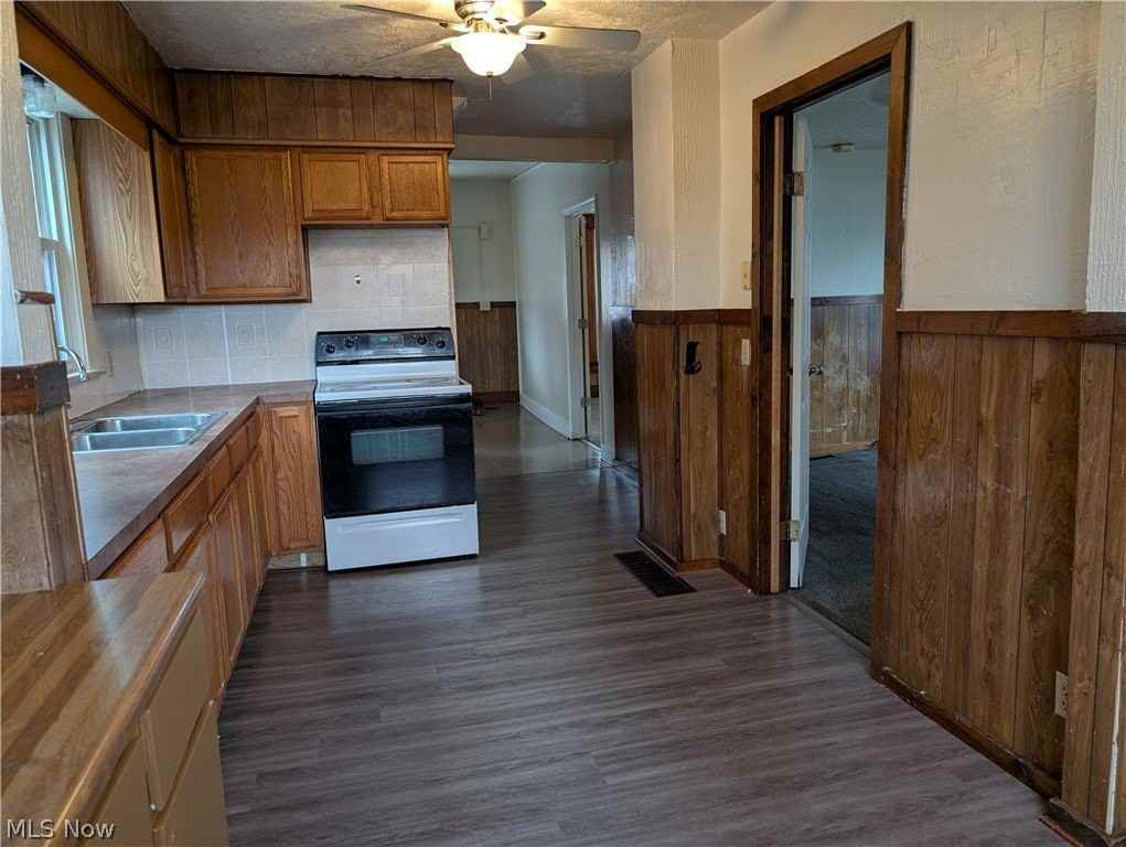 564 Carroll St - Photo 4 of 37