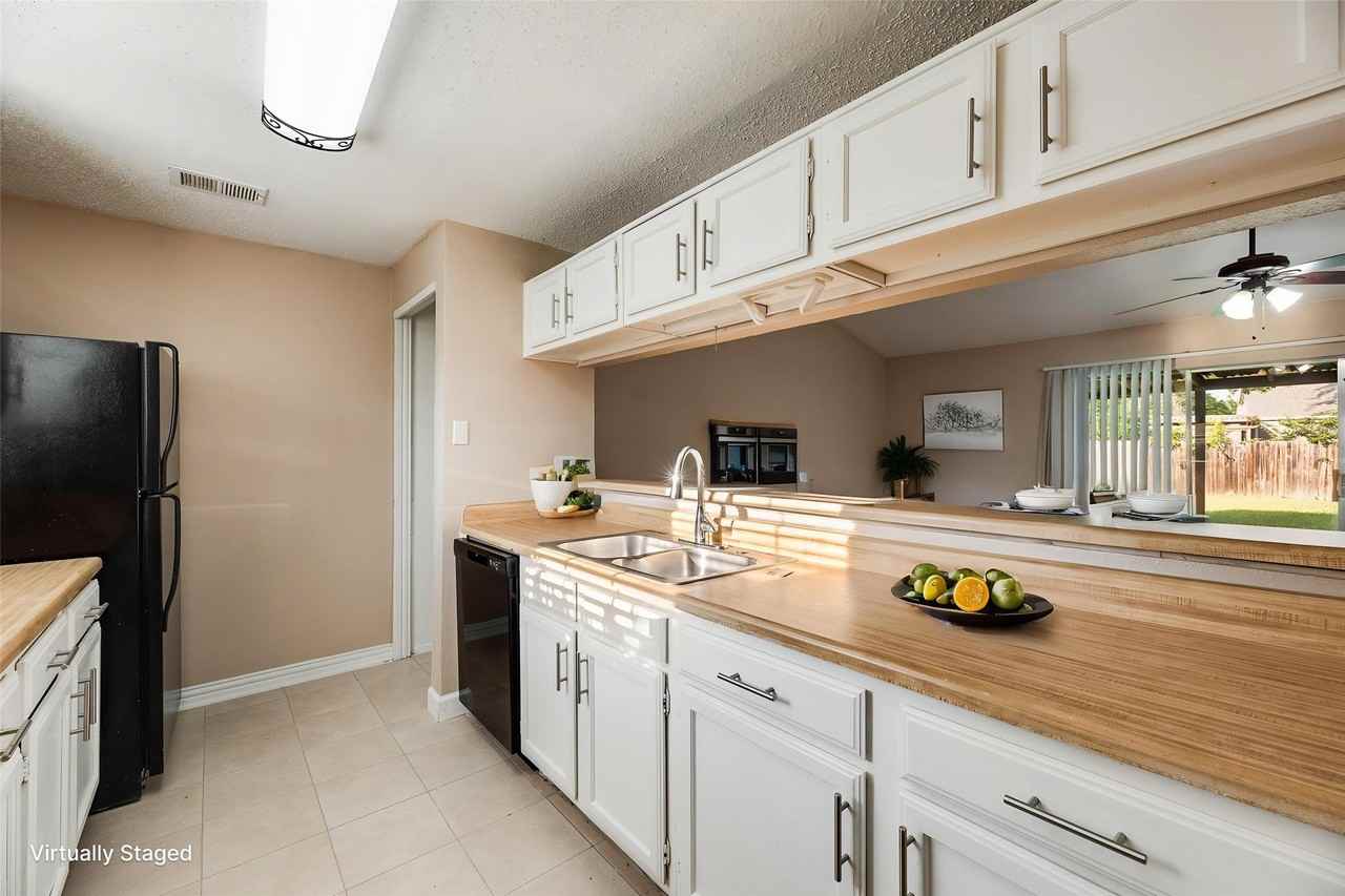 7204 Shadow Bend Dr - Photo 4 of 32