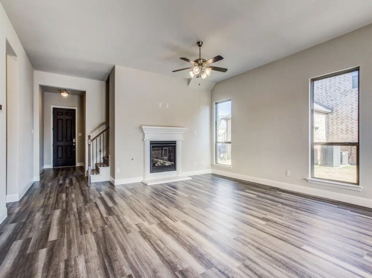 1605 Canals Dr - Photo 3 of 31