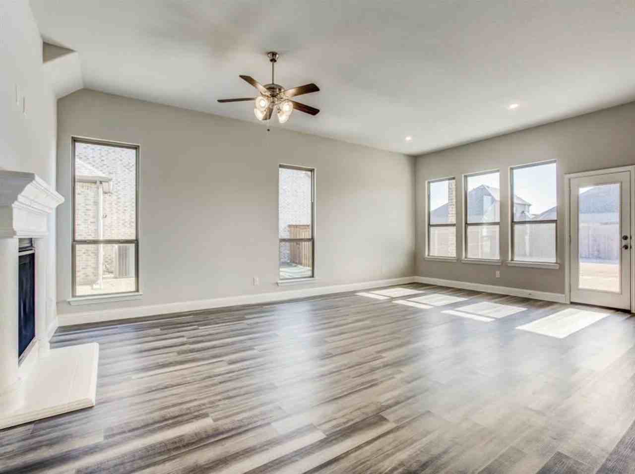 1605 Canals Dr - Photo 4 of 31
