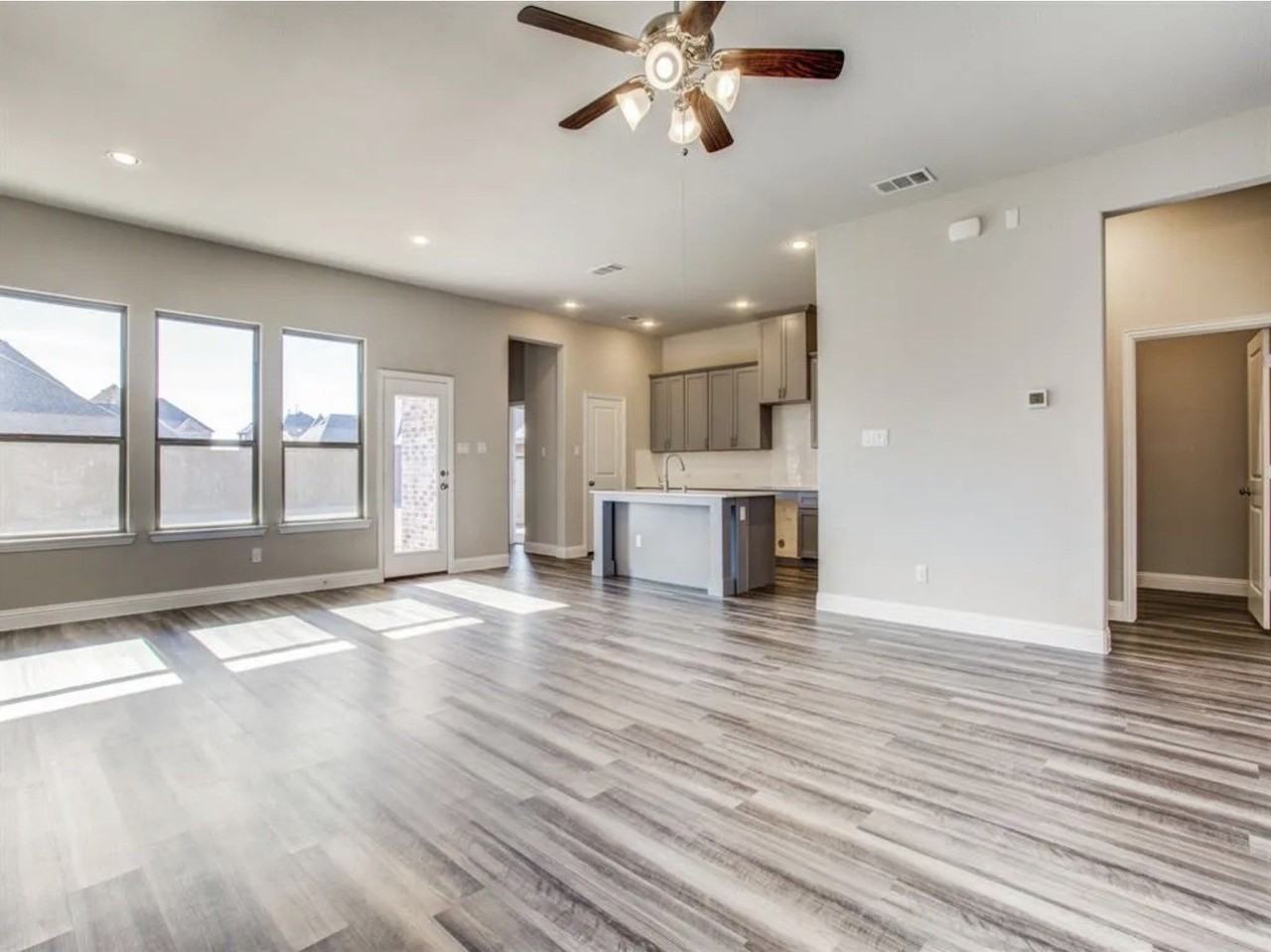 1605 Canals Dr - Photo 5 of 31