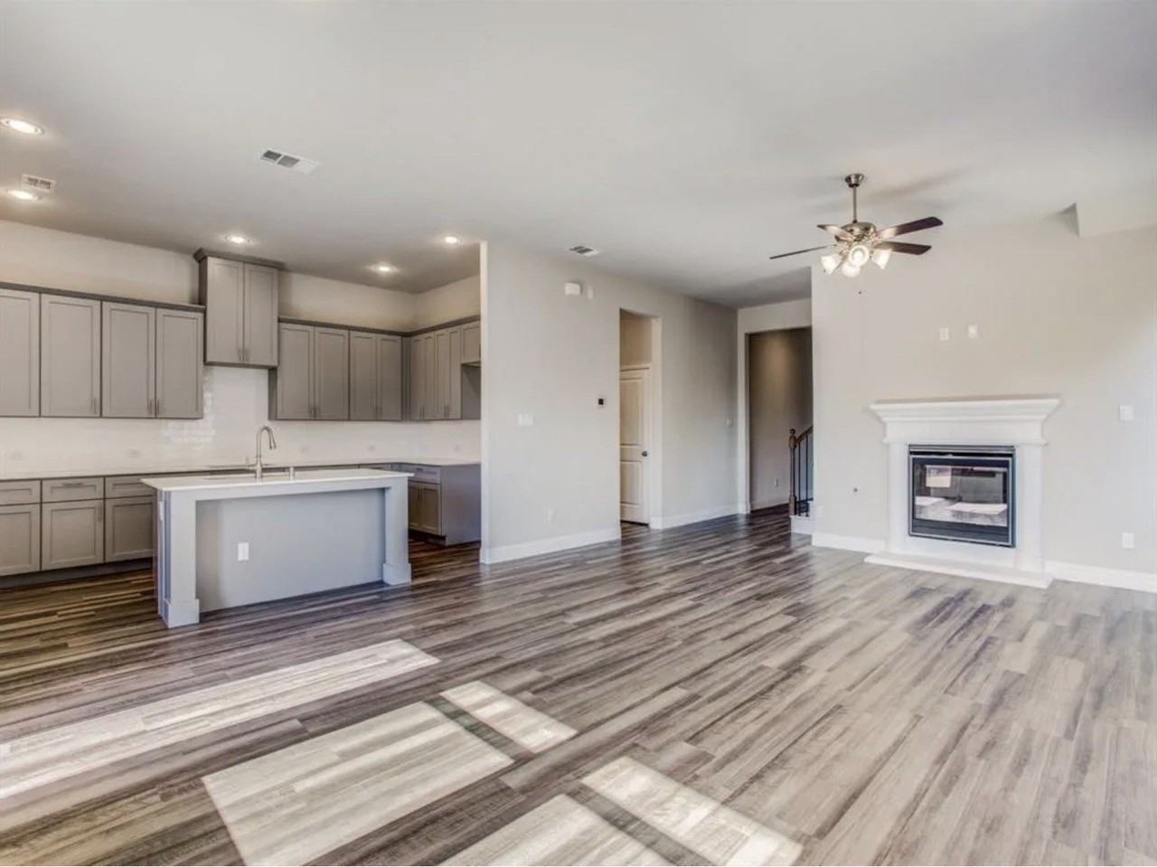 1605 Canals Dr - Photo 6 of 31