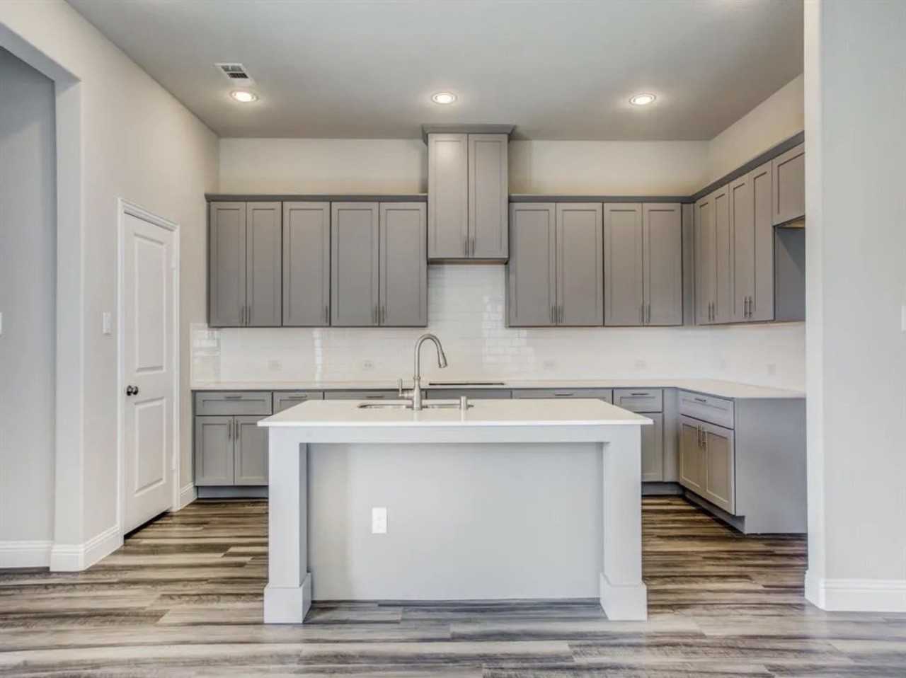 1605 Canals Dr - Photo 7 of 31